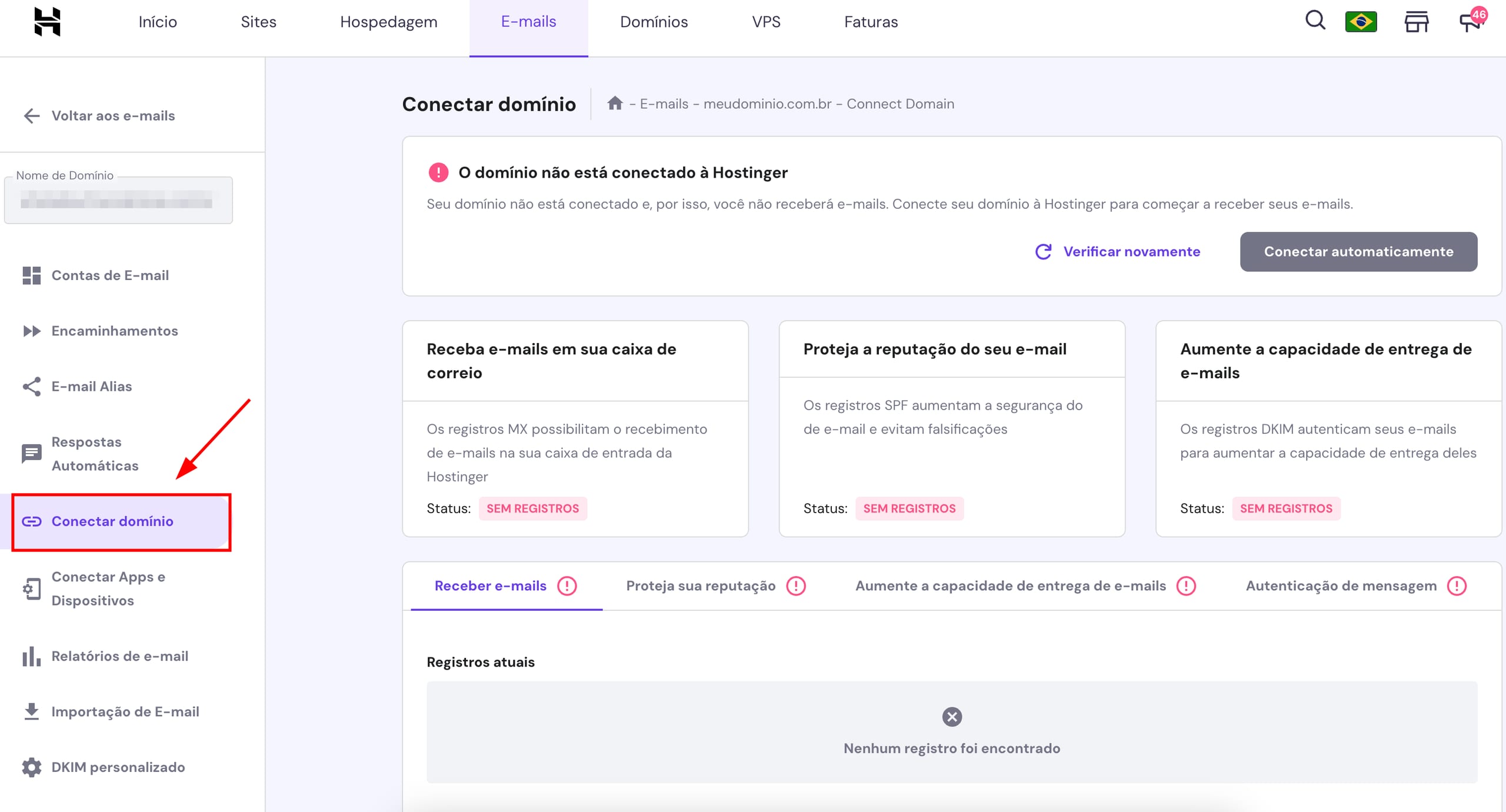 Seção de E-mails no hPanel com o botão Conectar domínio destacado