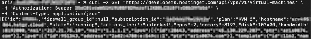 Saída da chamada de API com o comando cURL, mostrando a resposta no formato JSON.