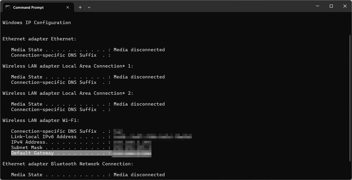 O prompt de comando exibe o endereço IP e o gateway padrão da máquina atual.