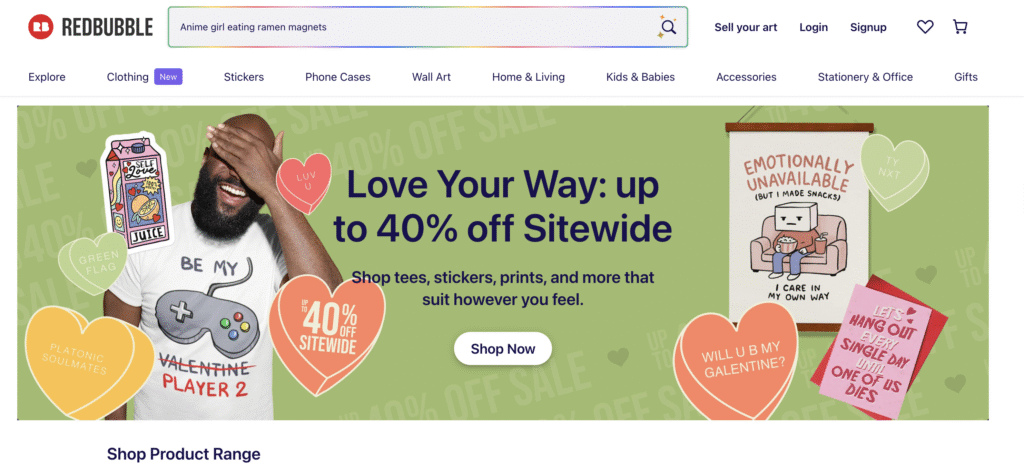 A página inicial da Redbubble apresenta designs divertidos e descontraídos, incluindo uma camiseta com tema de jogos e vários adesivos em formato de coração.