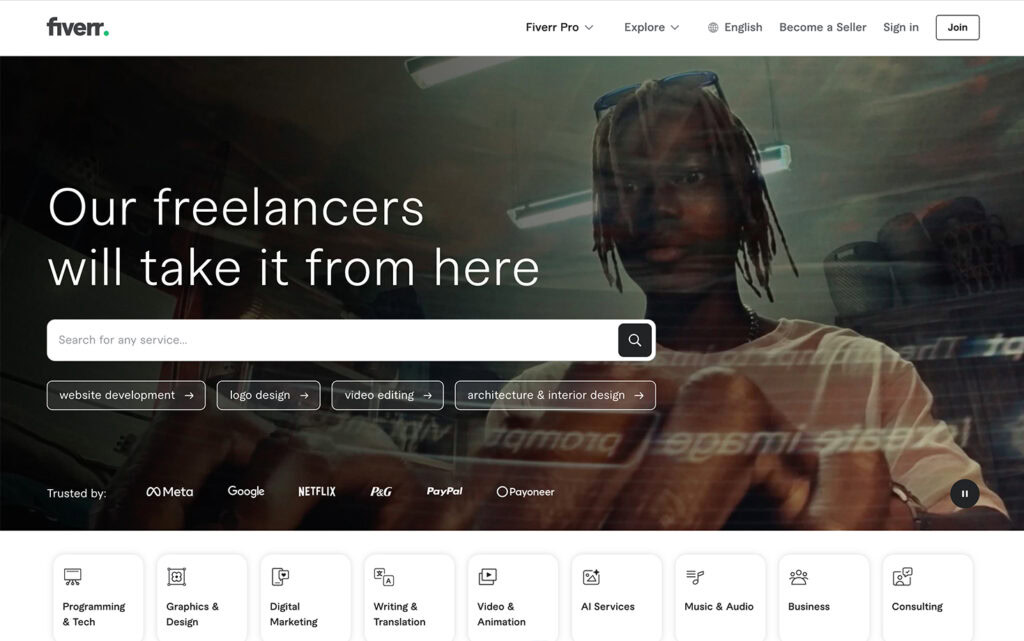 Página inicial da Fiverr com serviços freelance para categorias como design, redação e edição de vídeo.