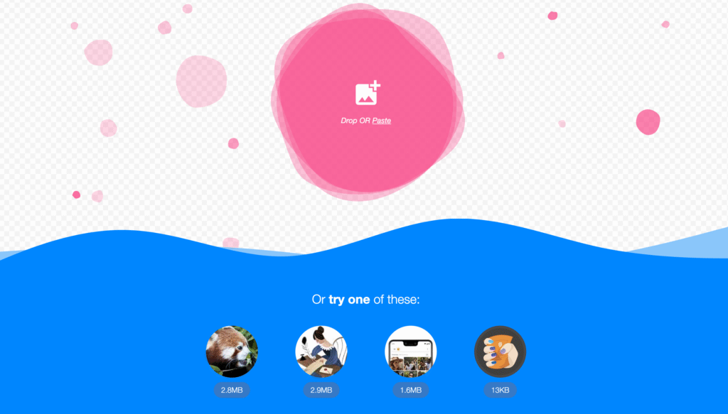 Squoosh-Startseite mit einem hellblauen Wellen-Design, pinken Kreisen und Symbolen für Bild-Uploads; darunter werden die Dateigrößen für verschiedene Bilder angezeigt.