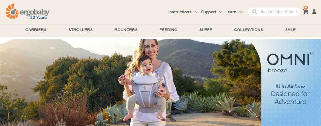 Eine Seite auf der Ergobaby-Website, auf der die Babytrage Omni Breeze mit einem Foto einer Frau gezeigt wird, die ein Baby mithilfe des Produkts trägt.