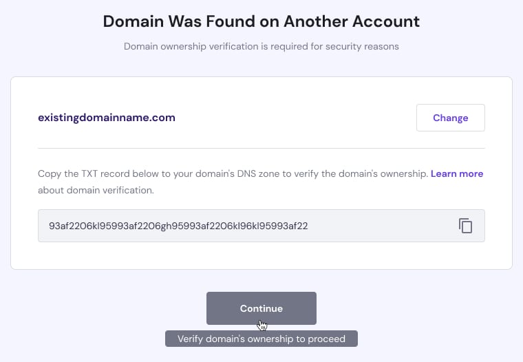 La pantalla que indica que el dominio se encuentra en otra cuenta Hostinger y el registro TXT de verificación