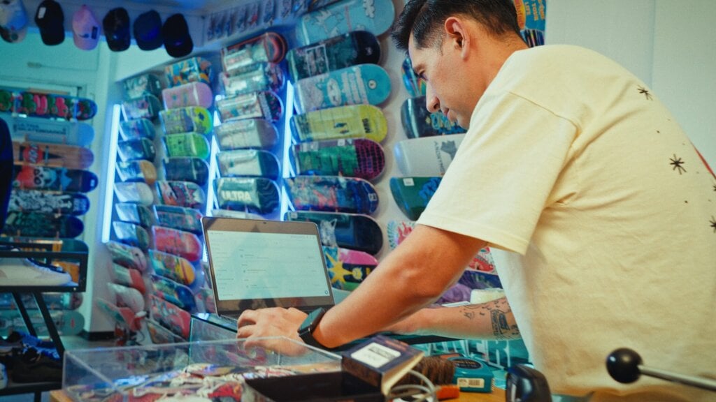 Mario manejando la web de Suburbios