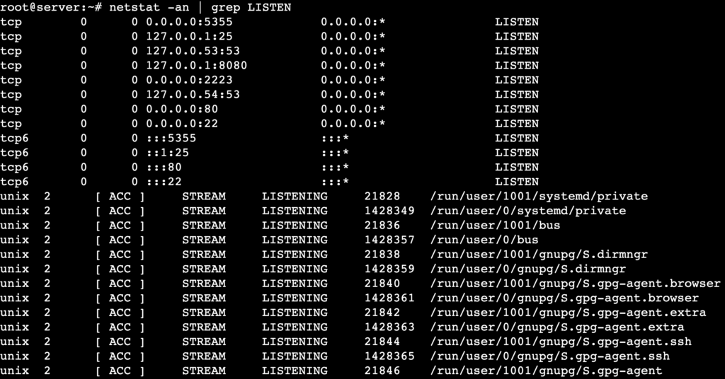 El comando netstat -an | grep LISTEN muestra los puertos en estado LISTEN.