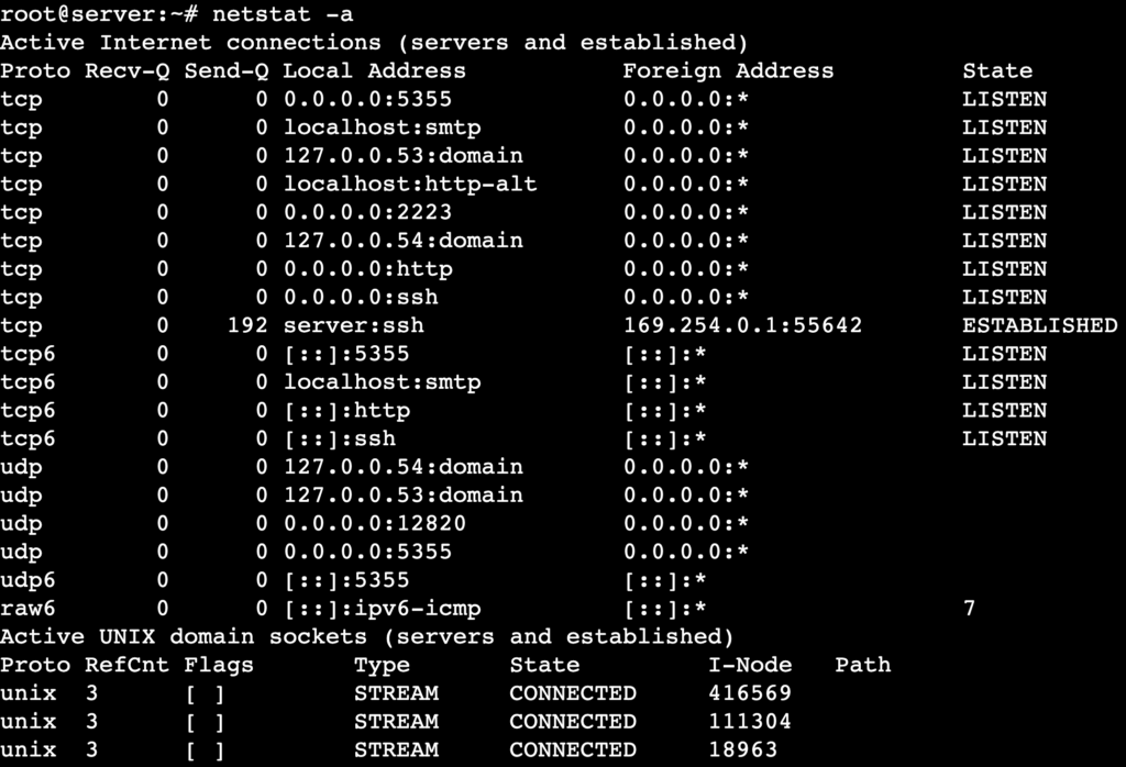 La salida del comando netstat -a muestra todas las conexiones activas, incluidos los puertos que están en escucha y los que no.