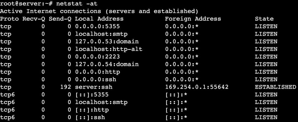 La salida del comando netstat -at muestra las conexiones TCP activas.