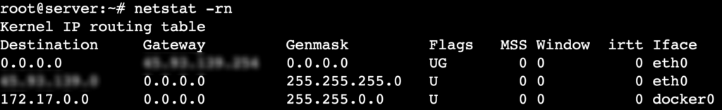 La salida del comando netstat -rn muestra una tabla de enrutamiento IP con direcciones numéricas.