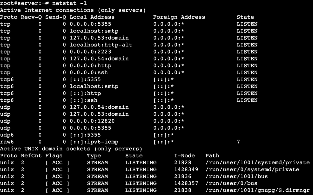 La salida del comando netstat -l muestra sockets en estado LISTEN.
