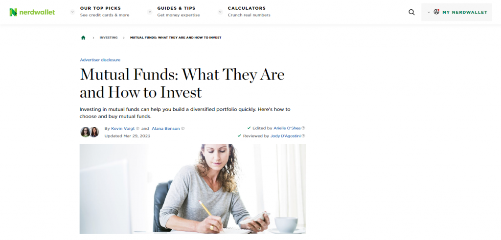 El artículo “Fondos mutuos: qué son y cómo invertir” en el sitio web de NerdWallet