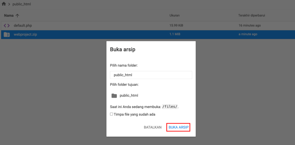 tampilan file manager hostinger menunjukkan proses buka arsip