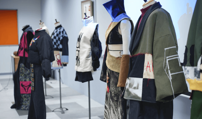 busana etnik kombinasi dengan beberapa model dipasang di manekin