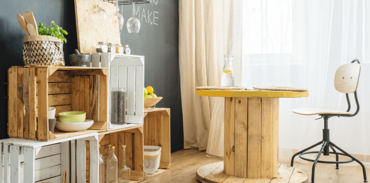 perabotan meja, kursi, dan lemari daur ulang dari kayu ditata di sebuah ruangan