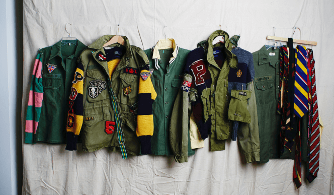 beberapa pakaian dan jaket dari upcycled fashion digantung dengan hanger