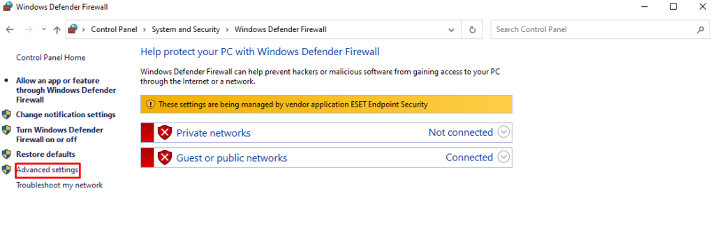 Memilih pengaturan lanjutan pada Windows Defender Firewall.