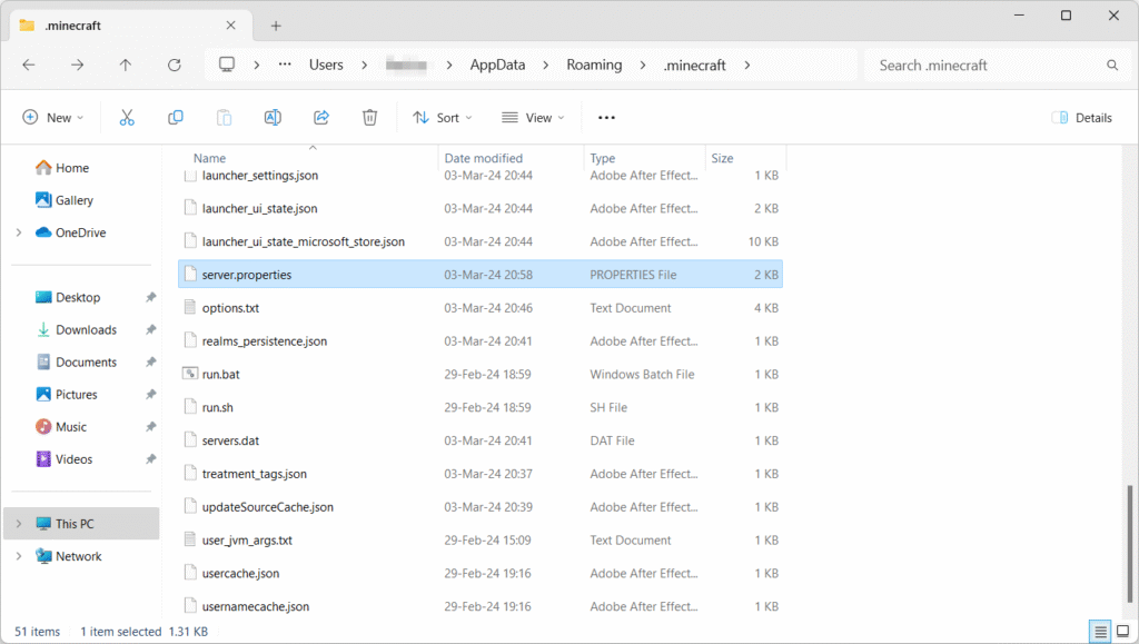 Folder penginstalan Minecraft di File Explorer Windows dengan file server.properties yang dipilih