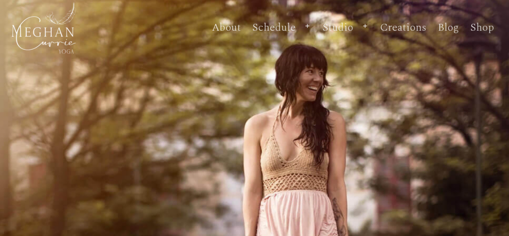 exemples-de-sites-de-professeurs La page d'accueil du site web de Meghan Currie Yoga