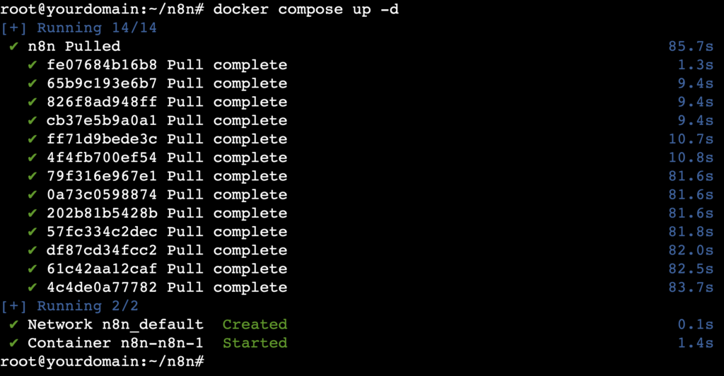 Un output del terminale mostra un processo di creazione del container Docker riuscito